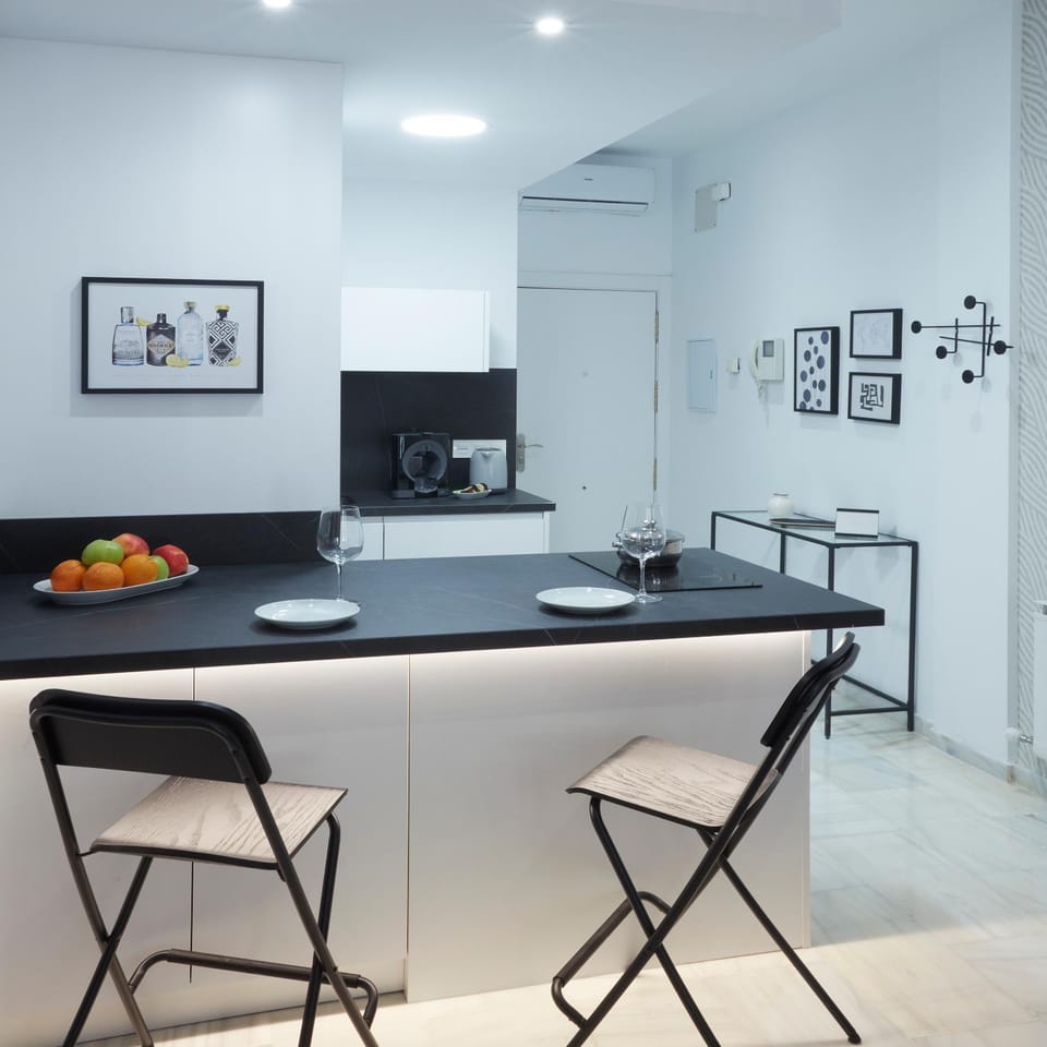 Kitchen or kitchenette, Dining area