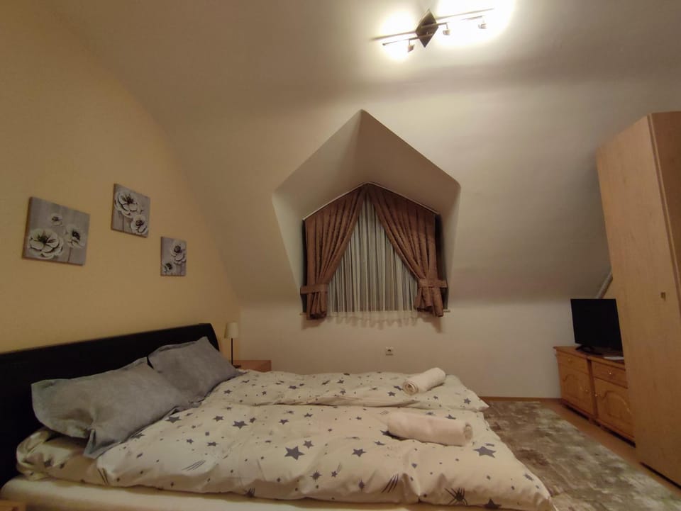 Bed, TV and multimedia, Bedroom