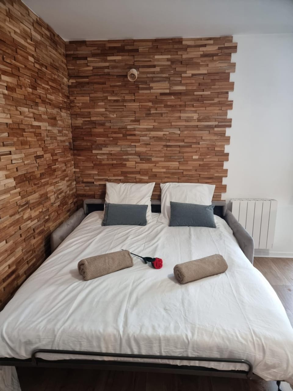 Bed, Bedroom, internet, towels