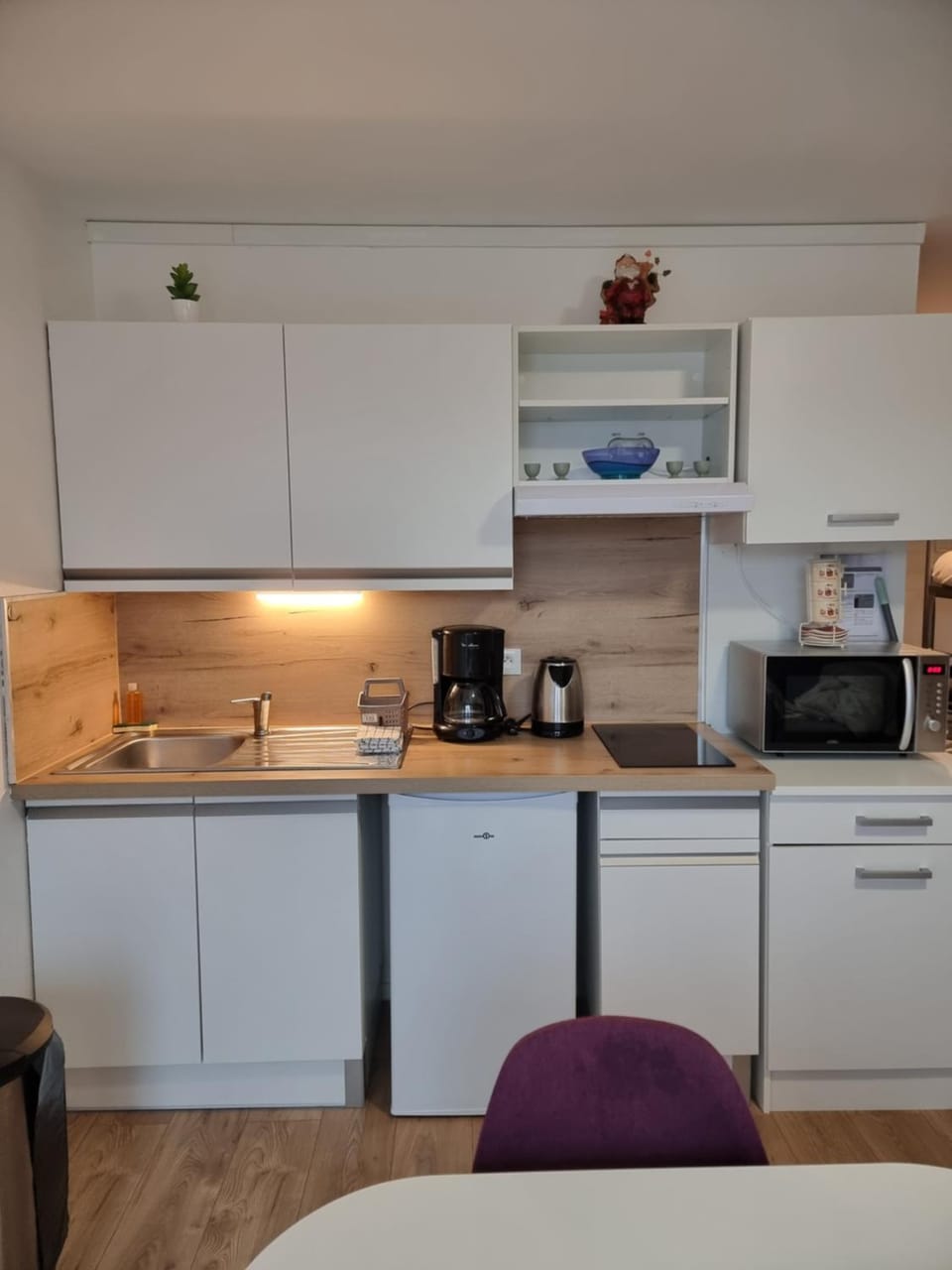 Coffee/tea facilities, Kitchen or kitchenette, stove