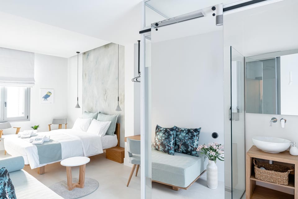 Shower, Bed, Photo of the whole room, Bedroom