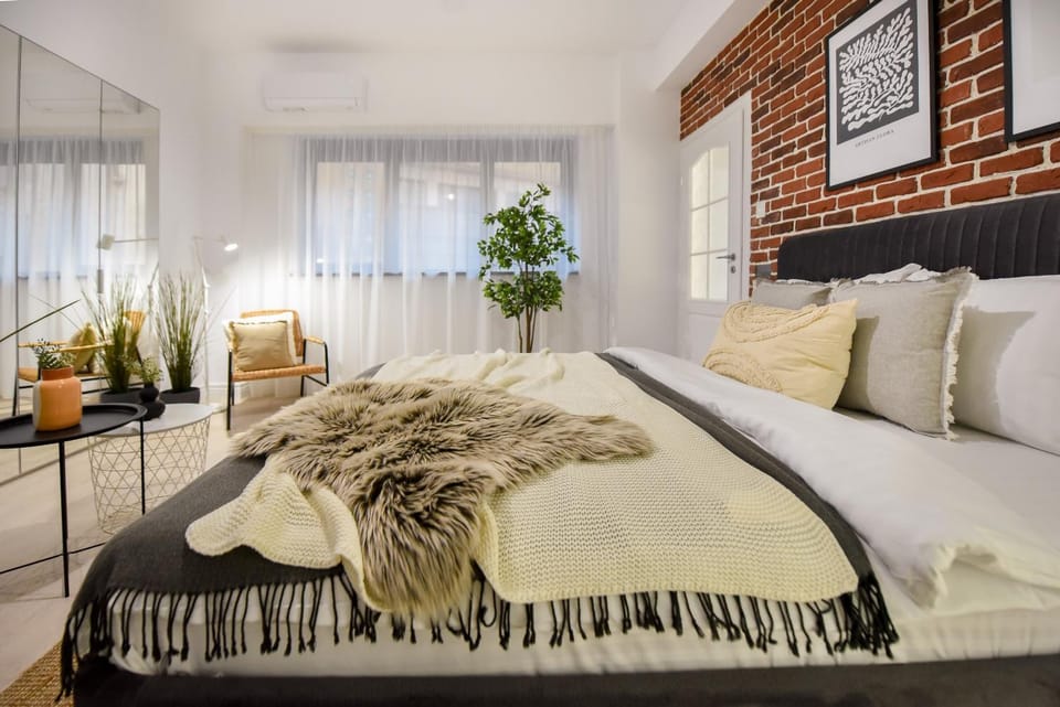 Bed, Photo of the whole room, Seating area, Bedroom