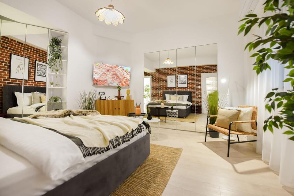 Bed, TV and multimedia, Photo of the whole room, Seating area, Bedroom, hair dresser