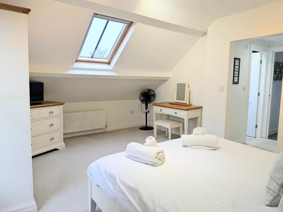 Bed, TV and multimedia, Bedroom, towels