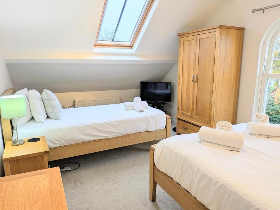 Bed, TV and multimedia, Bedroom, towels, wardrobe