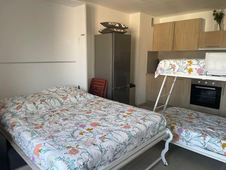 T1 Neuf Balcon 700 m de la mer Parking Wifi Draps Apartment in Six-Fours-les-Plages