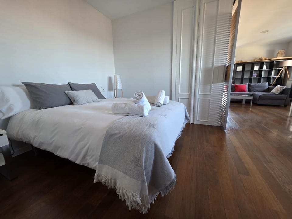 Bed, Photo of the whole room, Bedroom