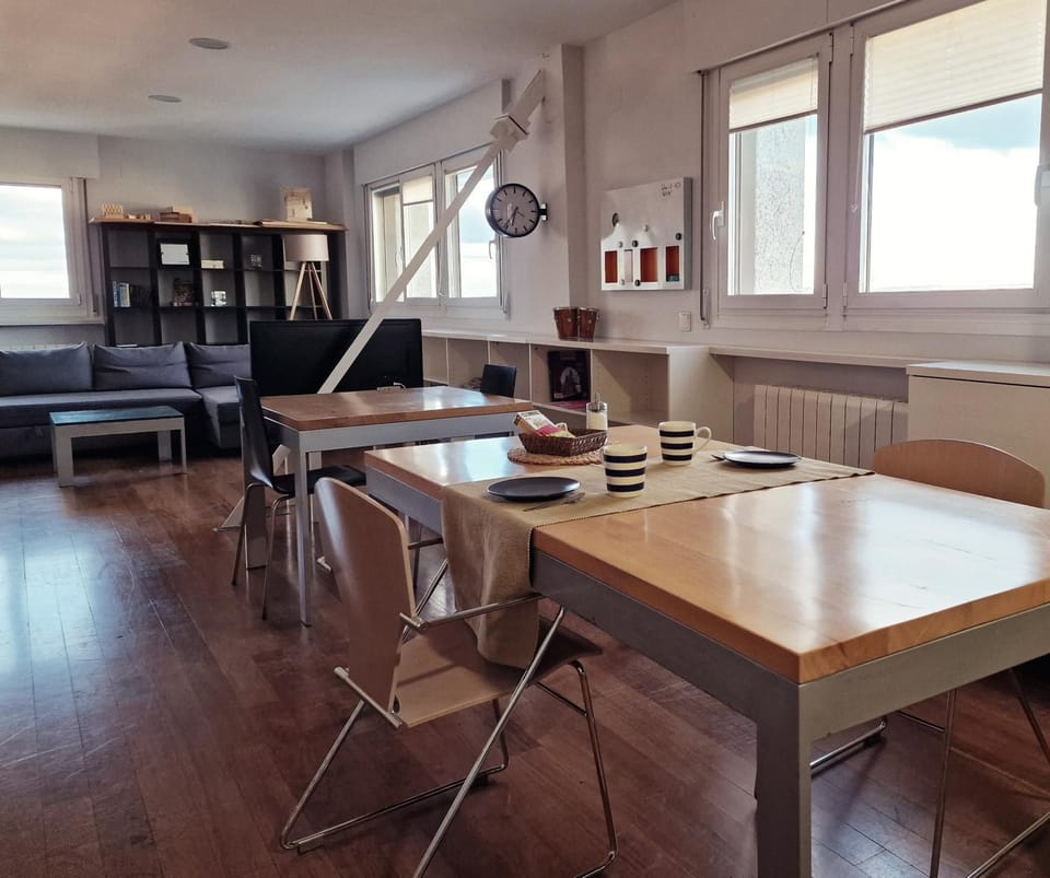 TV and multimedia, Living room, Seating area, Dining area