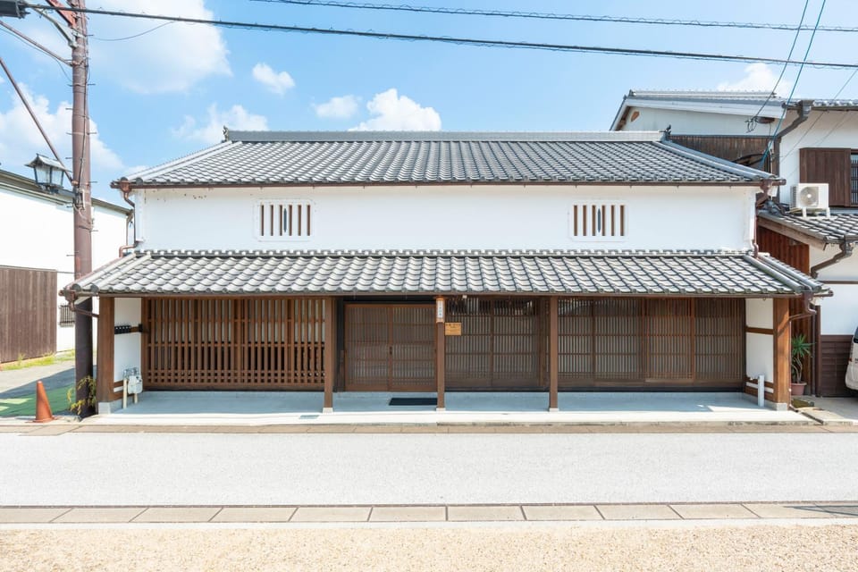 Property building, Facade/entrance, Day