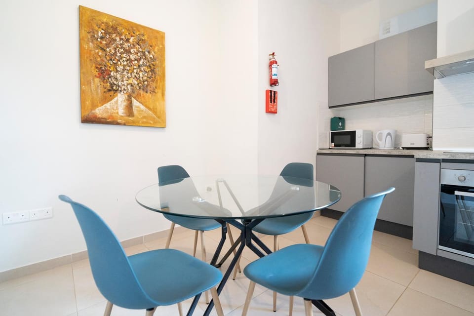 Xmajjar Suites - Sea Side Views - Pool Table Apartment in Sliema