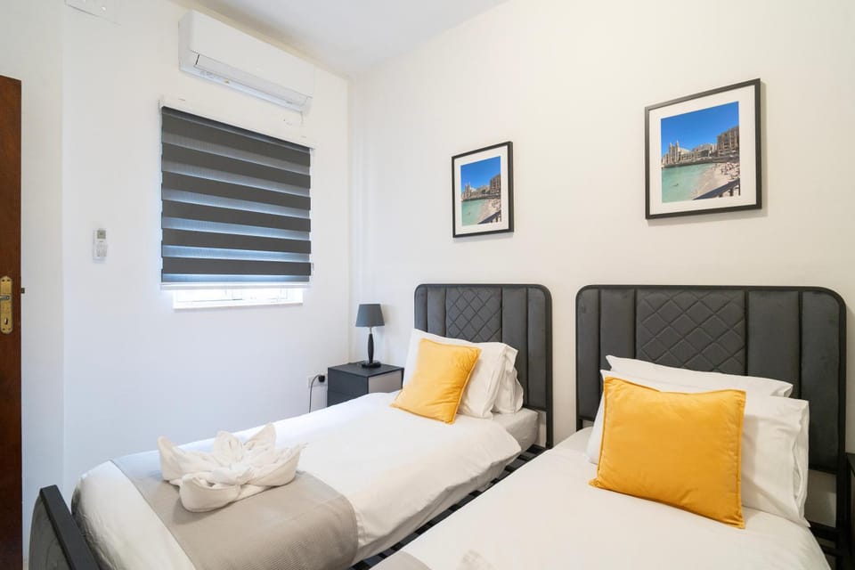 Xmajjar Suites - Sea Side Views - Pool Table Apartment in Sliema