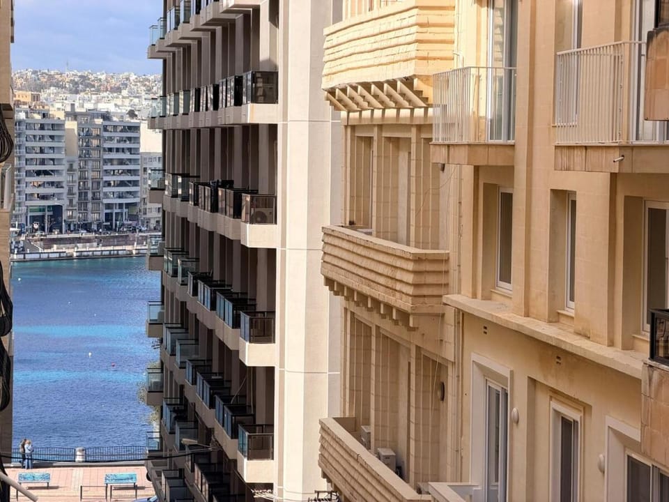 Xmajjar Suites - Sea Side Views - Pool Table Apartment in Sliema