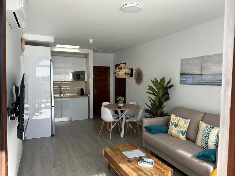 TV and multimedia, Kitchen or kitchenette, Living room, Dining area, air conditioner
