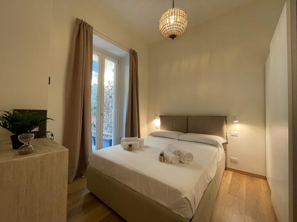 Bed, TV and multimedia, Photo of the whole room, Bedroom, towels