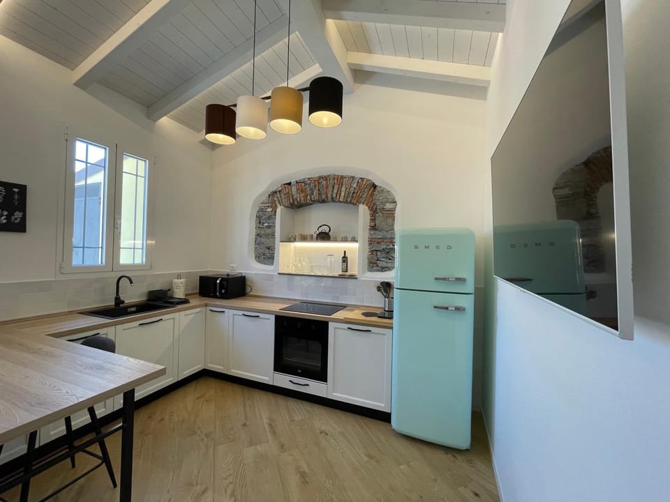 Kitchen or kitchenette, minibar, stove