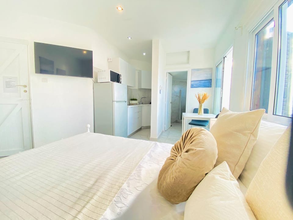 Bed, TV and multimedia, Kitchen or kitchenette, Photo of the whole room, Seating area, Bedroom, minibar