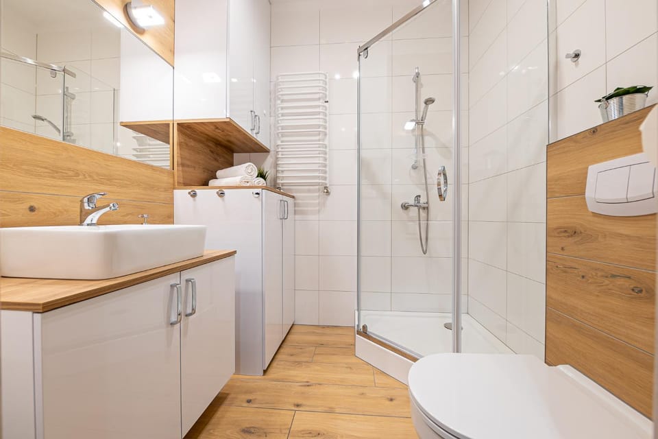 Shower, Toilet, Bathroom, towels