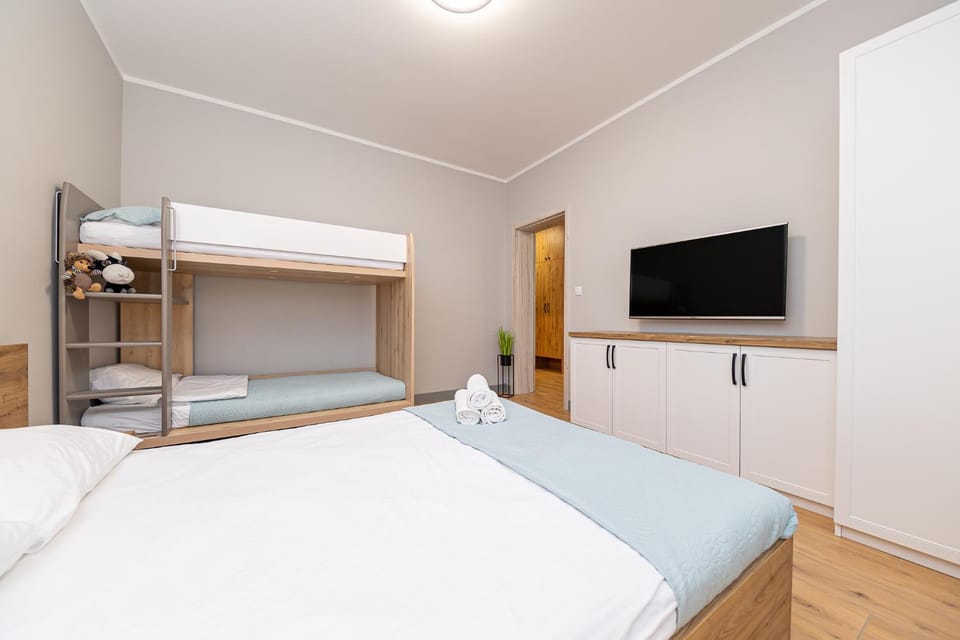 Bed, TV and multimedia, Photo of the whole room, Bedroom, bunk bed, towels, wardrobe