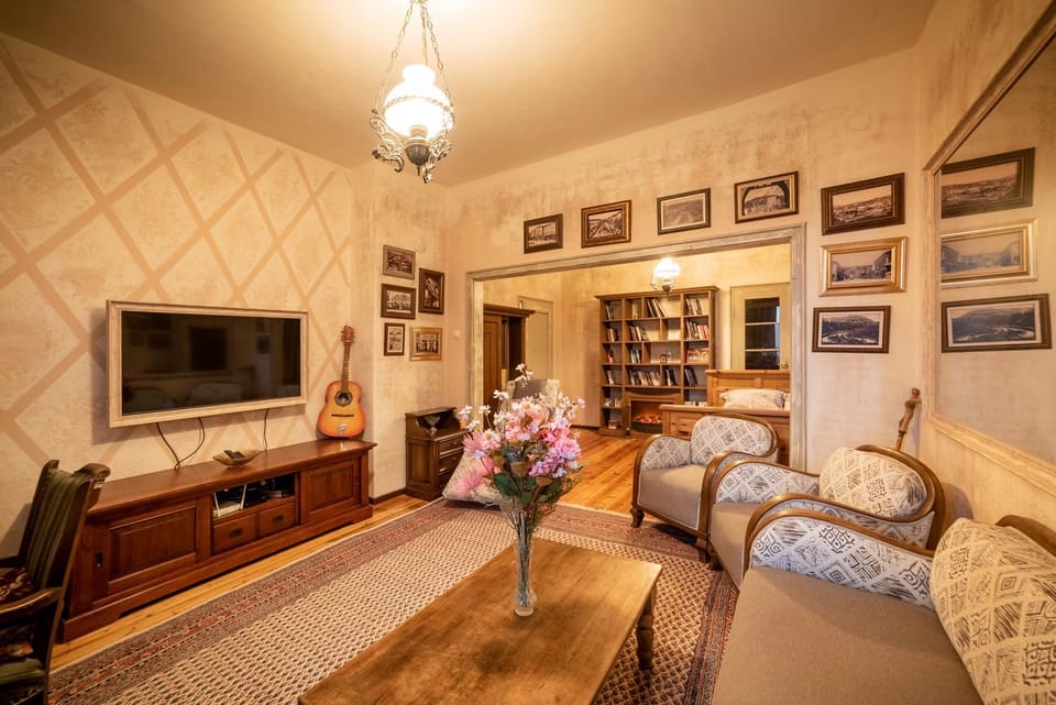 Communal lounge/ TV room, TV and multimedia, Living room, Seating area, Evening entertainment