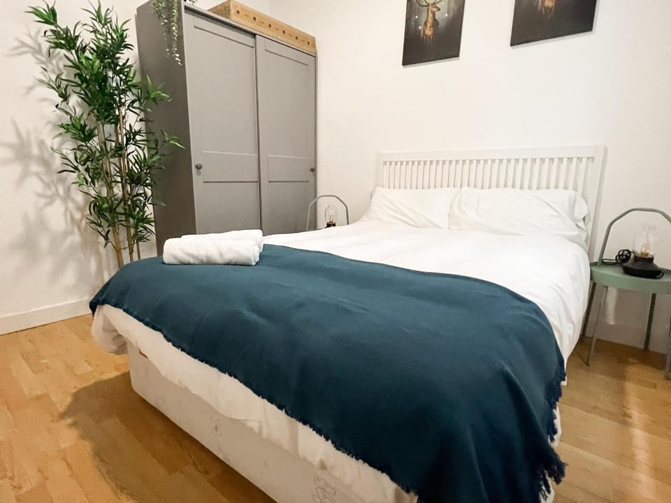 Bed, Photo of the whole room, Bedroom, wardrobe