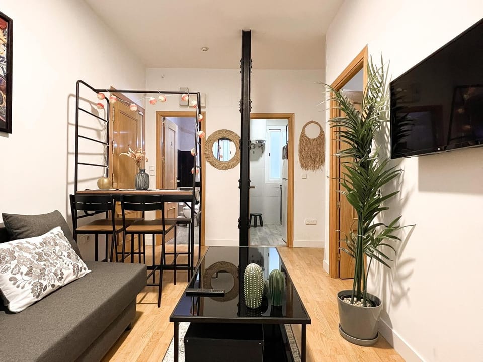 TV and multimedia, Living room, Seating area, Dining area