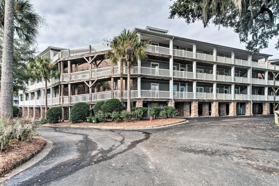 Breezy Darien Condo w/ Tranquil Marsh Views! House in Darien