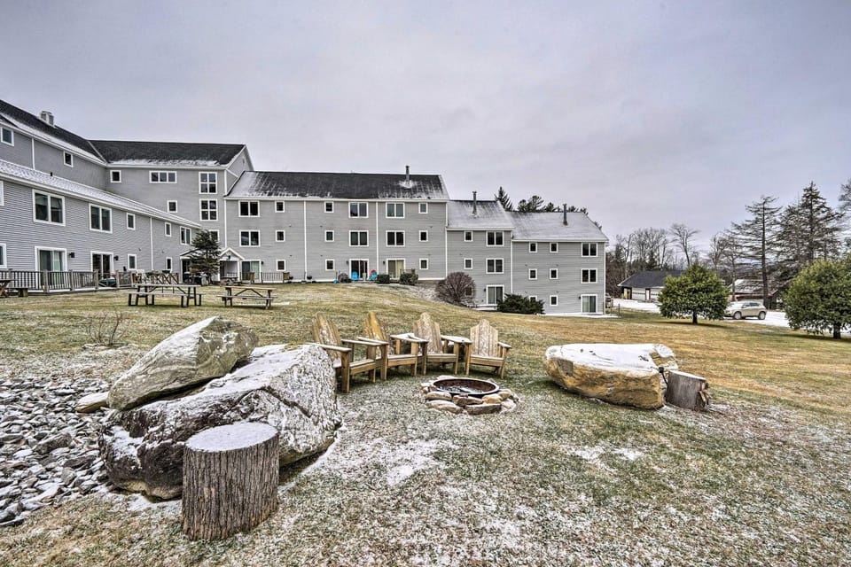 Cozy Ski-In/Ski-Out Condo on Magic Mountain House in South Londonderry