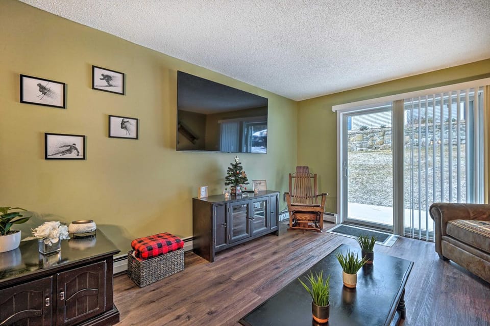 Cozy Ski-In/Ski-Out Condo on Magic Mountain House in South Londonderry