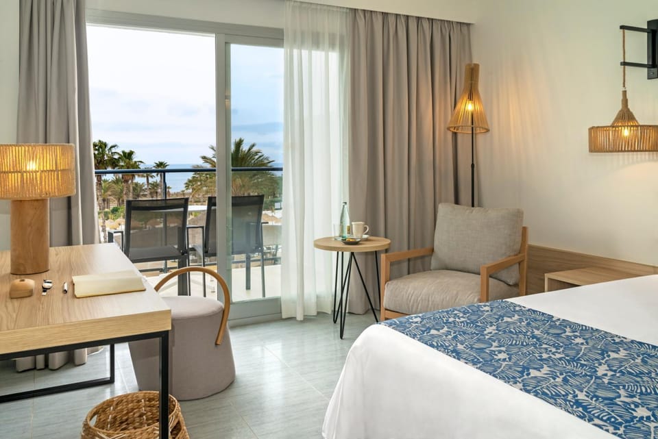 Photo of the whole room, Seating area, Sea view