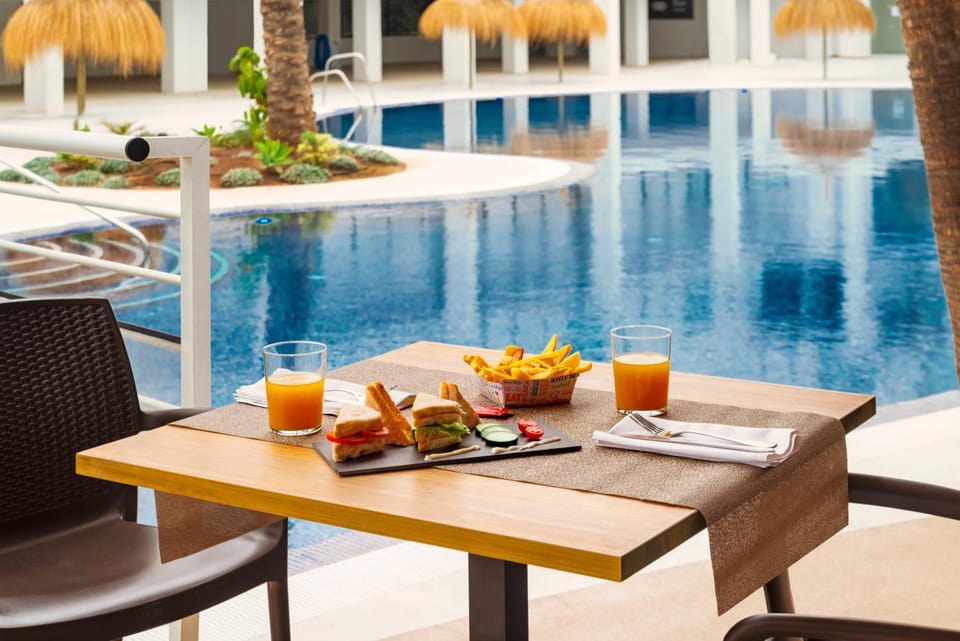 Restaurant/places to eat, Food and drinks, Pool view, Swimming pool