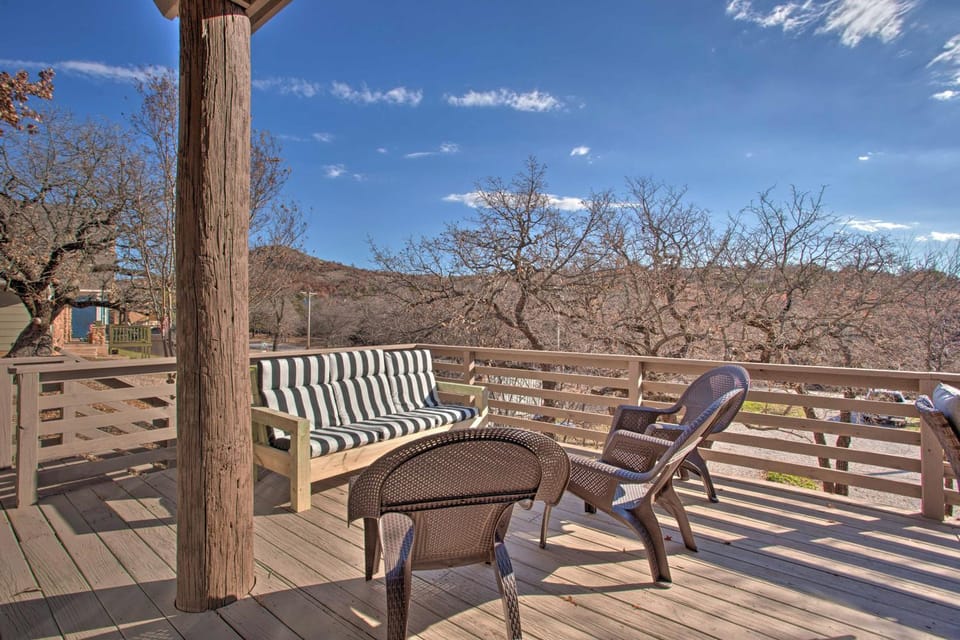 Medicine Park Cabin w/ Mountain Views! Cabin in Medicine Park