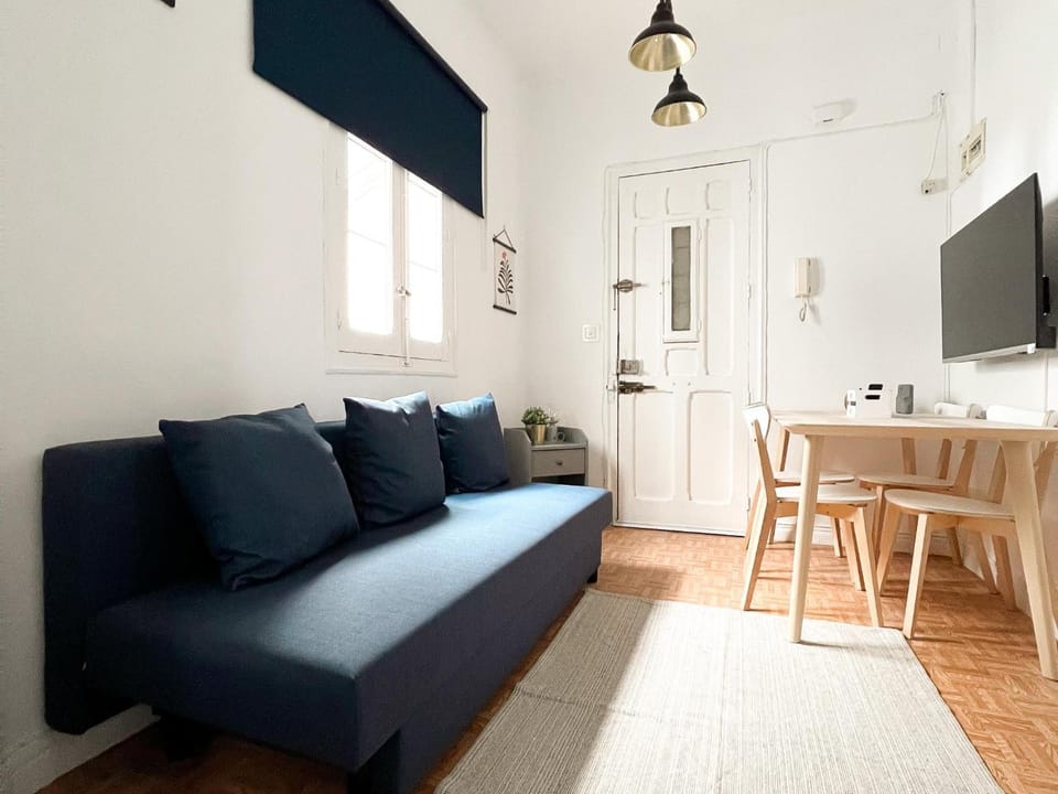 TV and multimedia, Kitchen or kitchenette, Living room, Seating area, Dining area
