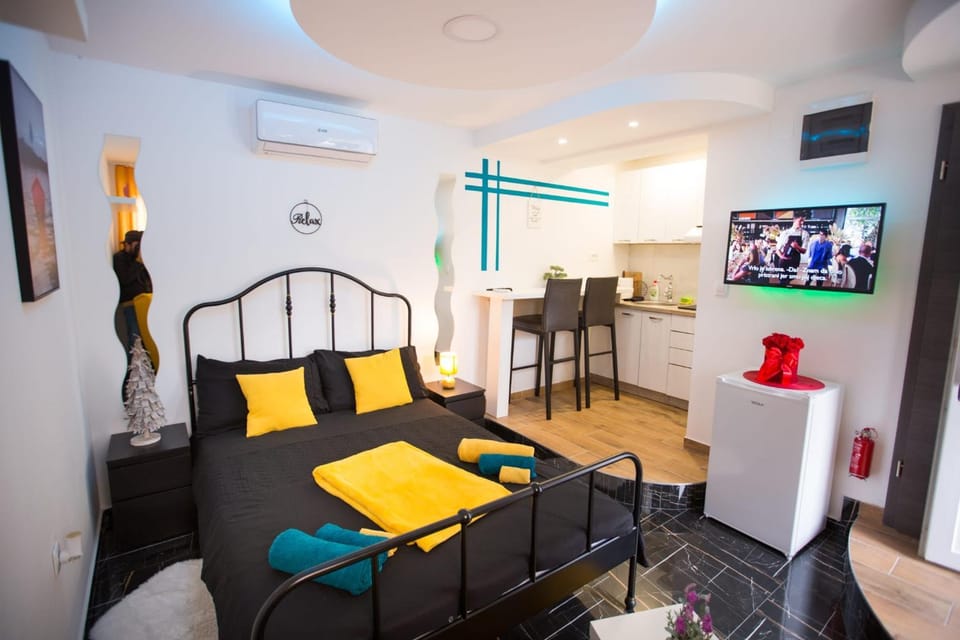 Communal lounge/ TV room, Bed, Photo of the whole room, Seating area, Dining area, air conditioner