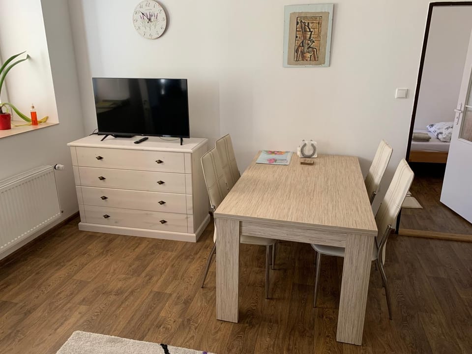 TV and multimedia, Seating area, Dining area