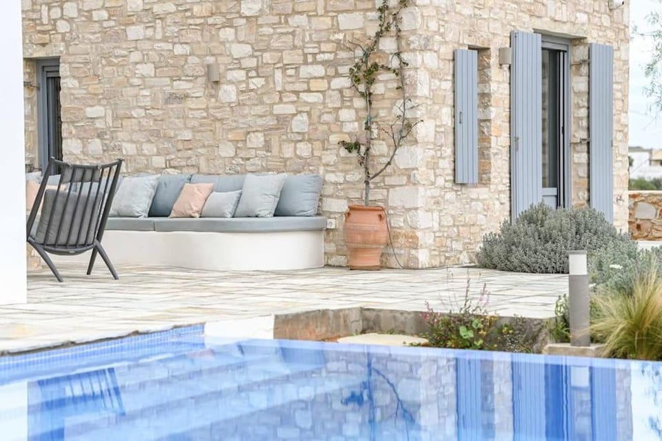 Patio, Swimming pool, sunbed
