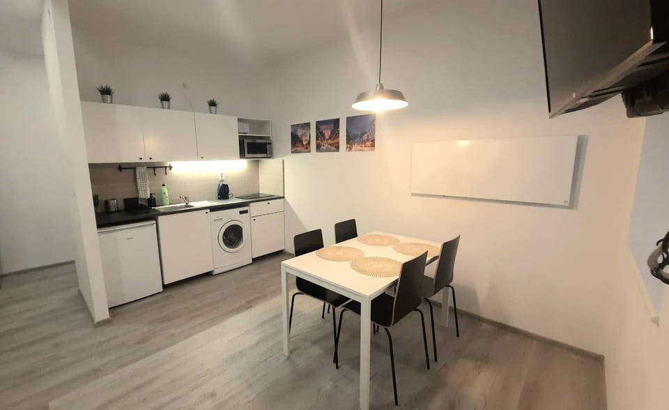Kitchen or kitchenette, Dining area, minibar, toaster