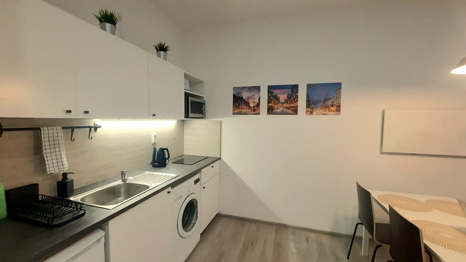 Kitchen or kitchenette, Dining area, minibar, stove