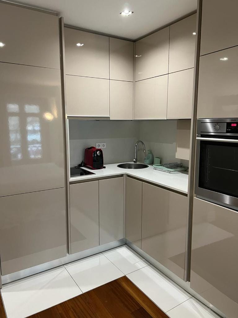 Kitchen or kitchenette, minibar, stove