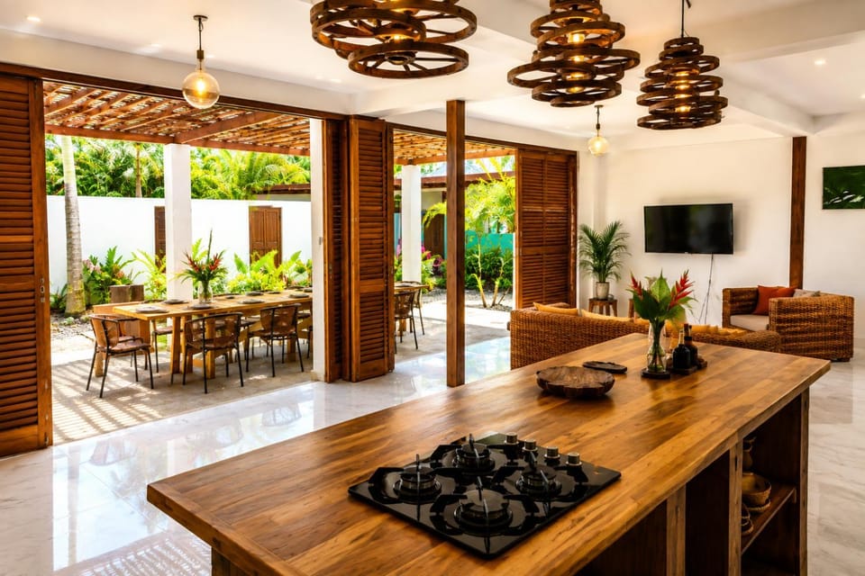 Communal lounge/ TV room, TV and multimedia, Living room, Seating area, Dining area