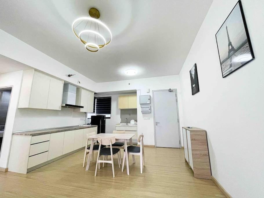 Kitchen or kitchenette, Dining area, minibar