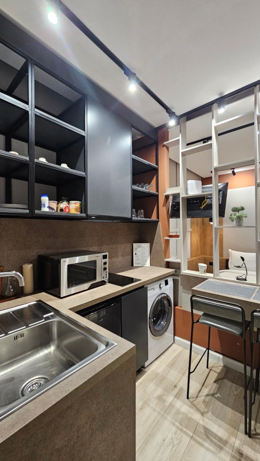 Kitchen or kitchenette, Seating area, washing machine