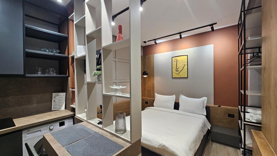 Bed, TV and multimedia, Photo of the whole room, Bedroom