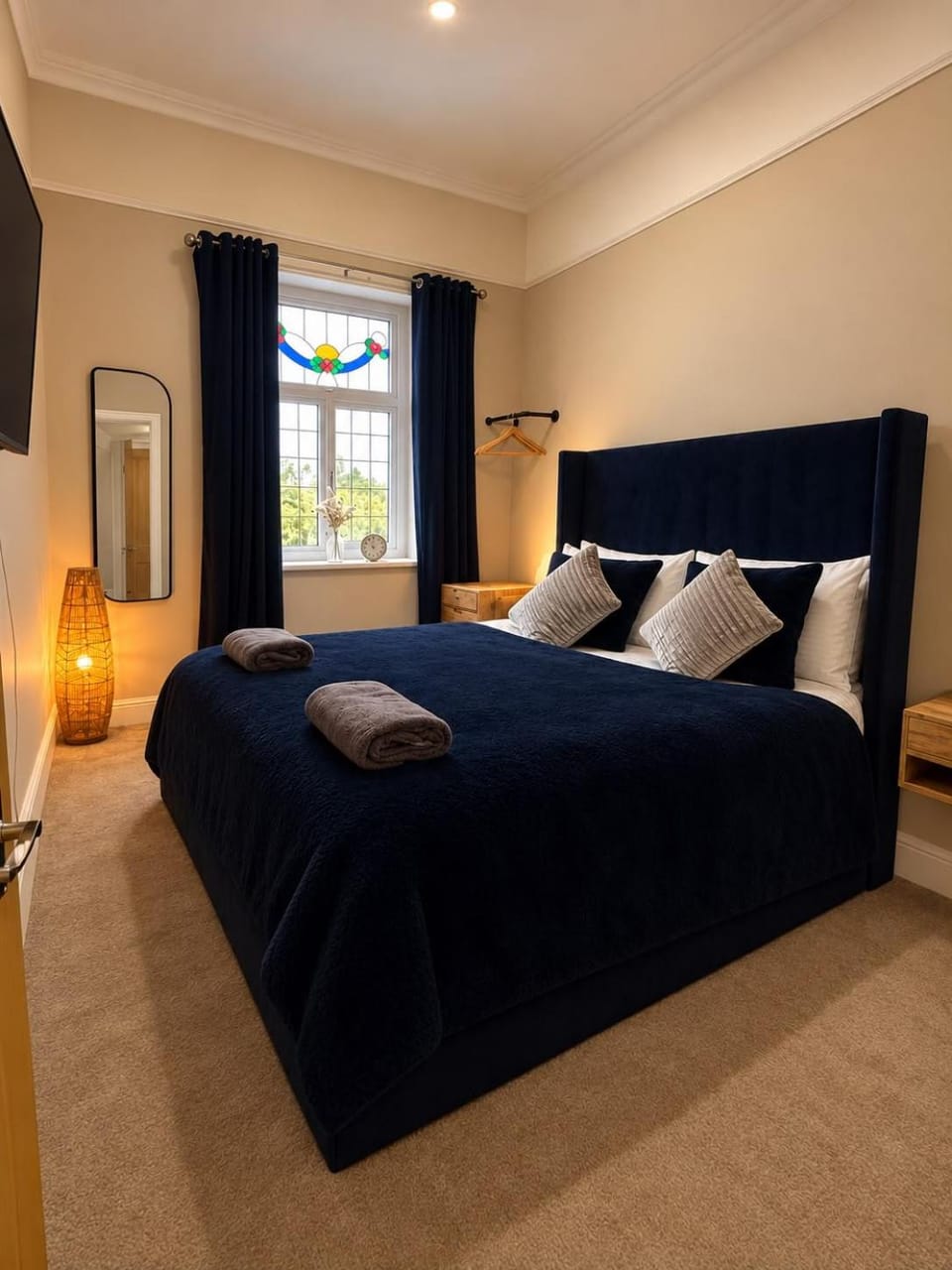 Beech Suite - Private Location with 85 inch Cinema TV & Parking Apartment in Bradford