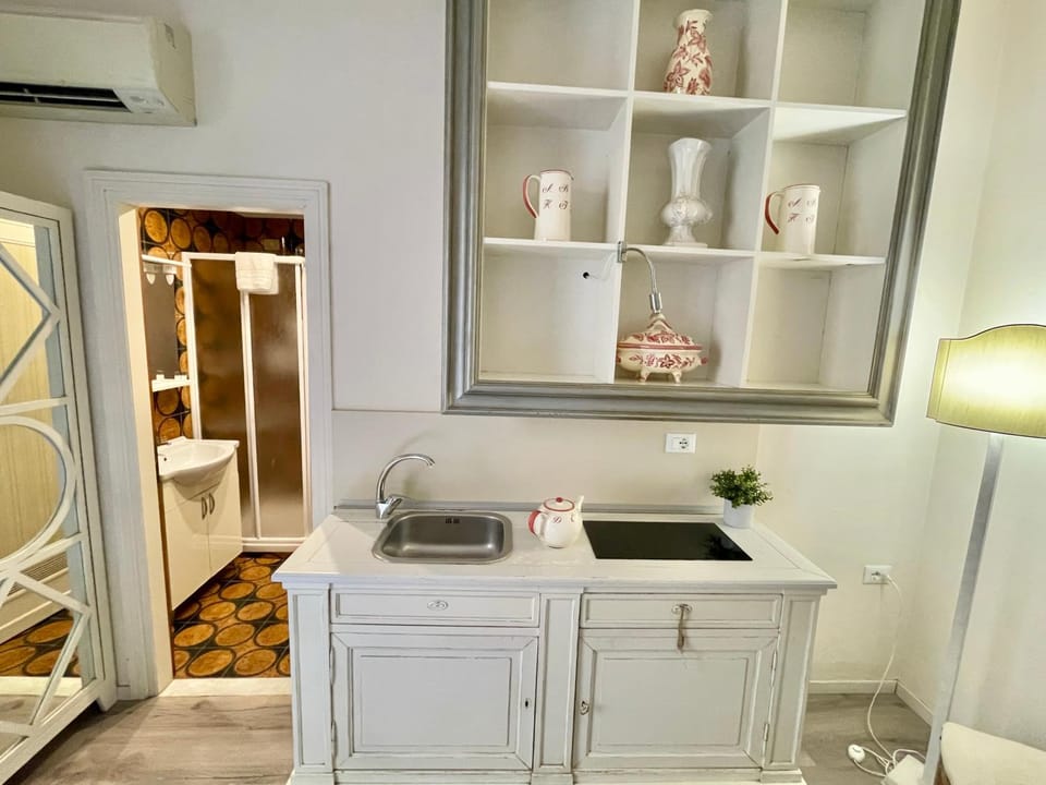 Kitchen or kitchenette, air conditioner