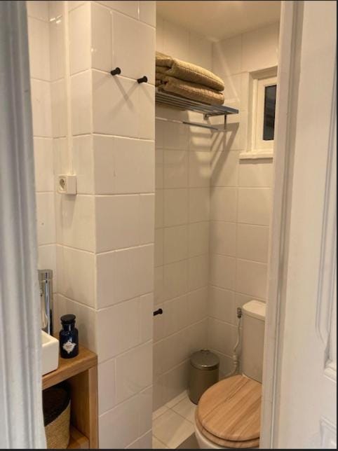 Studio Nice Le Palais, avec cuisine et espace repas séparés, dans immeuble niçois, Port de Nice, Vieux Nice, Place du pin et Garibaldi, Colline du château, à 2 minutes de la promenade des Anglais Apartment in Nice