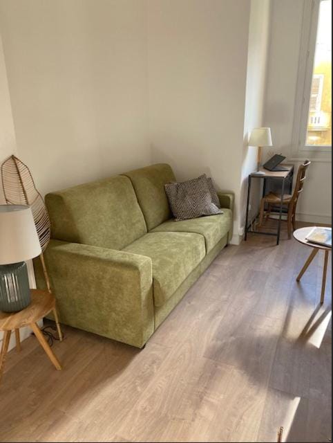 Studio Nice Le Palais, avec cuisine et espace repas séparés, dans immeuble niçois, Port de Nice, Vieux Nice, Place du pin et Garibaldi, Colline du château, à 2 minutes de la promenade des Anglais Apartment in Nice