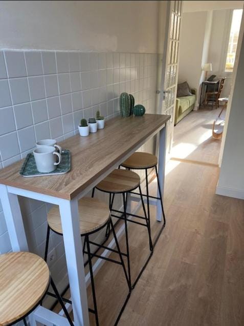 Studio Nice Le Palais, avec cuisine et espace repas séparés, dans immeuble niçois, Port de Nice, Vieux Nice, Place du pin et Garibaldi, Colline du château, à 2 minutes de la promenade des Anglais Apartment in Nice