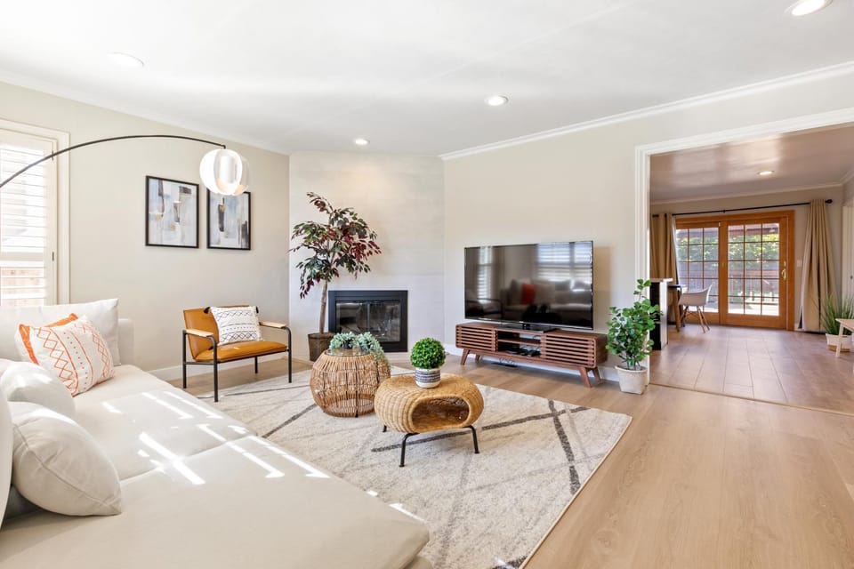 TV and multimedia, Living room, Decorative detail, Seating area, Evening entertainment, fireplace