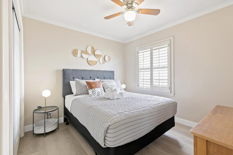 Bed, Photo of the whole room, Bedroom