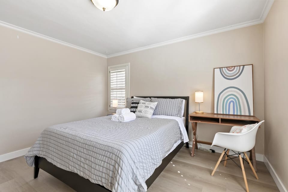 Bed, Photo of the whole room, Decorative detail, Seating area, Bedroom